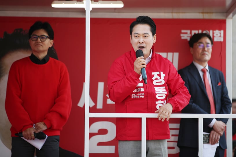 장동혁 국민의힘 원내수석대변인이 한동훈 전 비상대책위원장의 차기 당 대표 출마 가능성에 대한 의견을 밝혔다.<BR> 사진은 장 수석대변인(가운데)과 한 전 비상대책위원장(왼쪽)이 충남 서천군 서천특화시장에서 열린 '국민의힘으로 보령 서천살리기' 유세에서 지지를 호소하는 장면이다.<BR> /사진=뉴스1